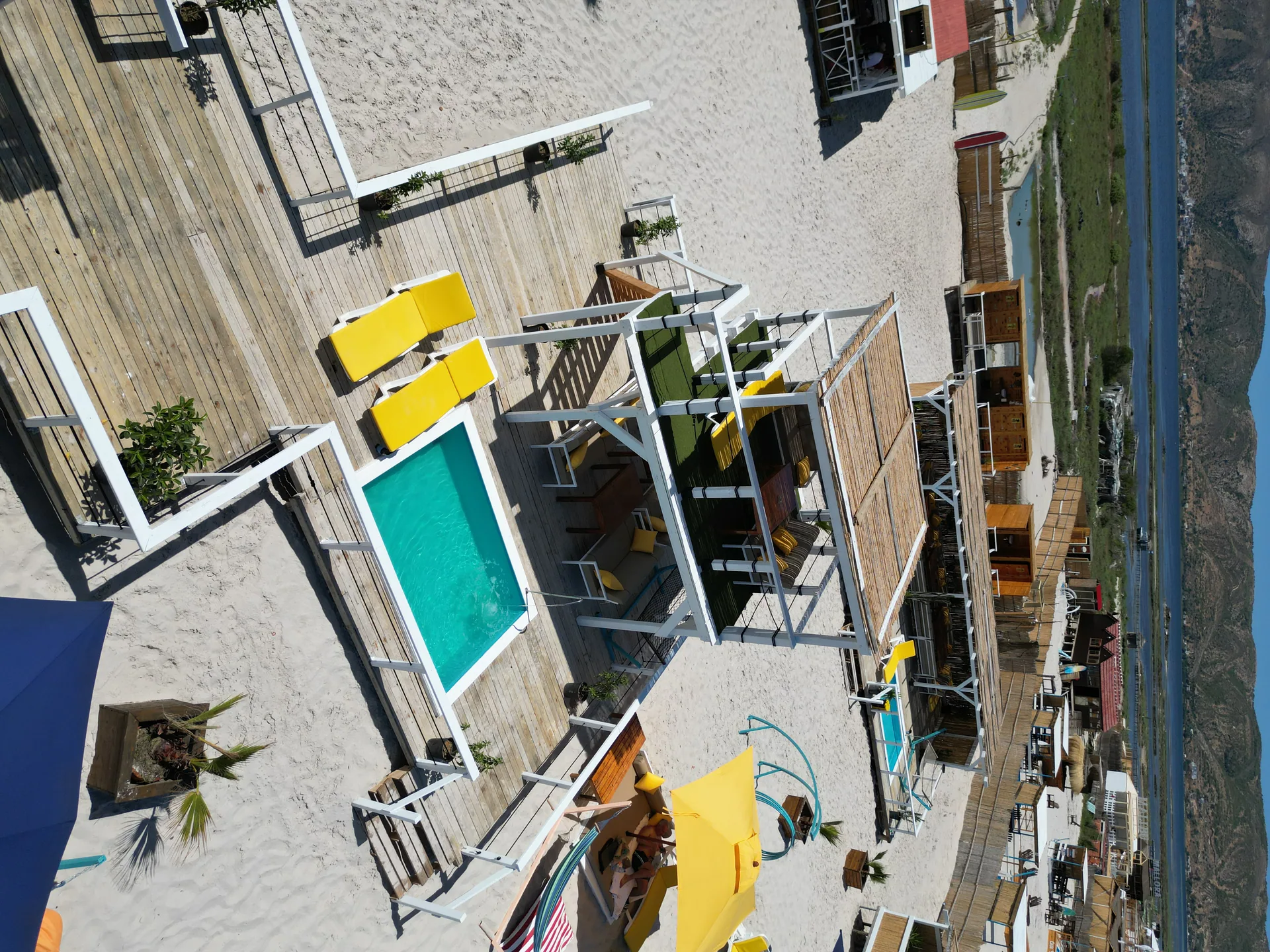 Vue panoramique de la plage privée Kristou Coucou Beach